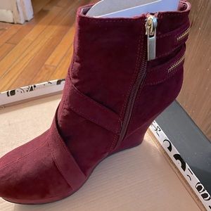 Bamboo Women’s Bootie sz 10 Burgundy